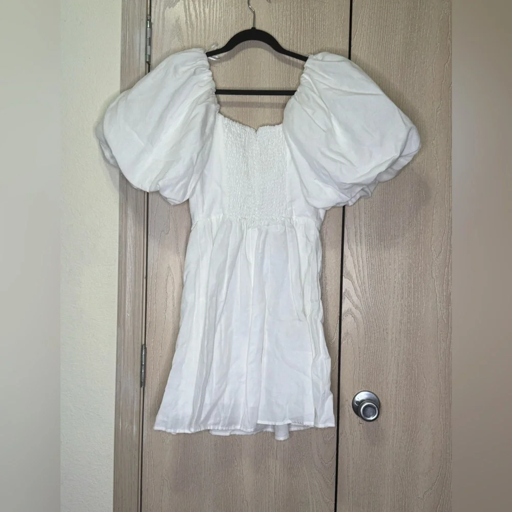 ASTR The Label Elegant White Puff Sleeve Top